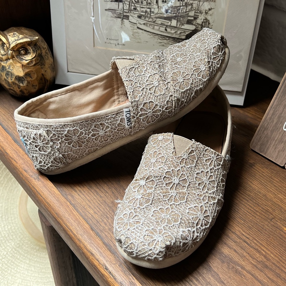 TOMS | glitter gold classic style slip on shoes